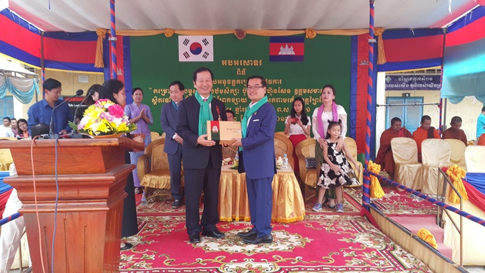 사진1 왼쪽 황선조 총장 오른쪽 유크버나 차관.jpg