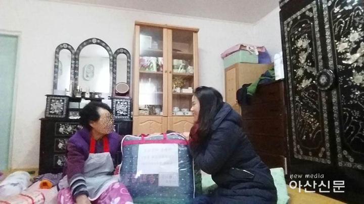 2. 도고면 행복키움추진단, 독거 어르신들에게 겨울이불 전달.jpg