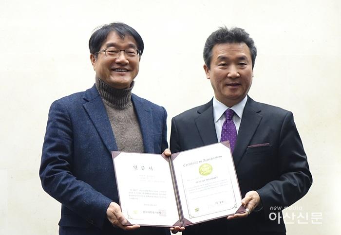 (왼쪽부터) 한상태 기획처장, 임종보 한국대학평가원장.jpg