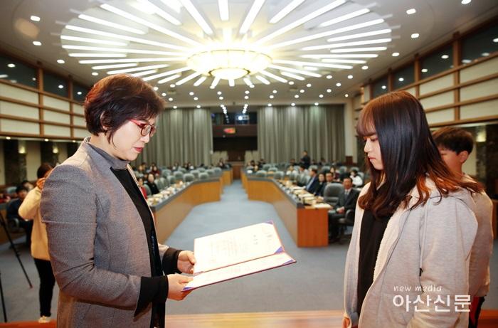 사진 2. 남부현 센터장이 모범상을 수여하는 모습..JPG