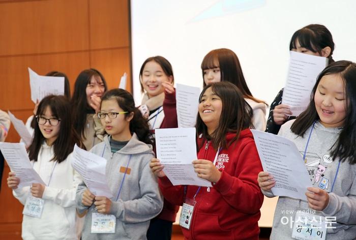 사진 3. 참가학생들의 영어 합창 모습.JPG