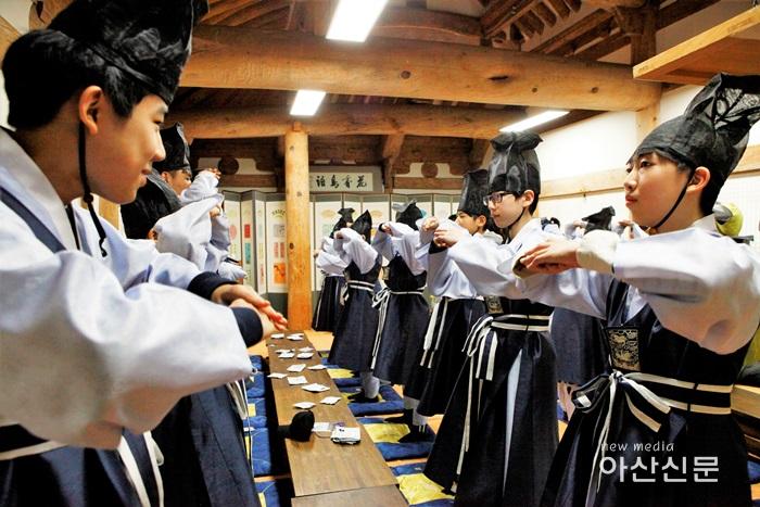 사진 1. 선문대 지역 문화체험 캠프에 참여한 다문화 청소년들의 전통문화 체험_사이즈 조정.jpg