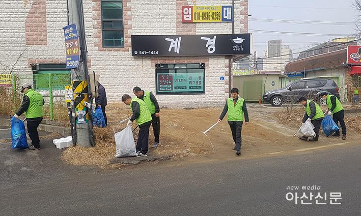 2. 신창면 대학가발전협의회, 상생을 위한 대청소 눈길 - 2번 사진.jpg