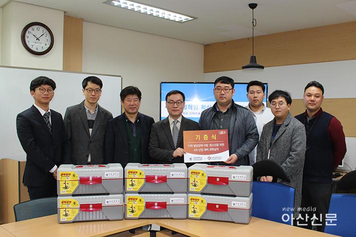 사진 1. SW융합교육원장 황영섭(왼쪽), 천안두리사랑주간보호센터장 공성수(오른쪽).jpg