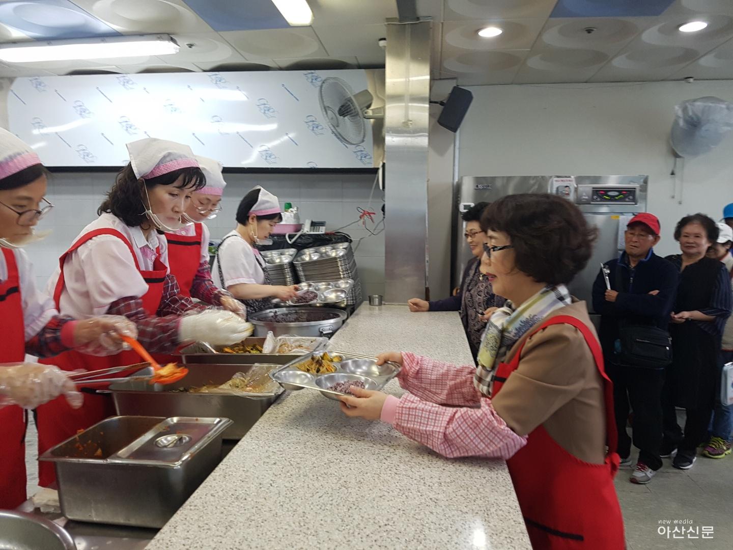 7. 경로장애인과, 경로식당 봉사활동 - 1번 사진.jpg