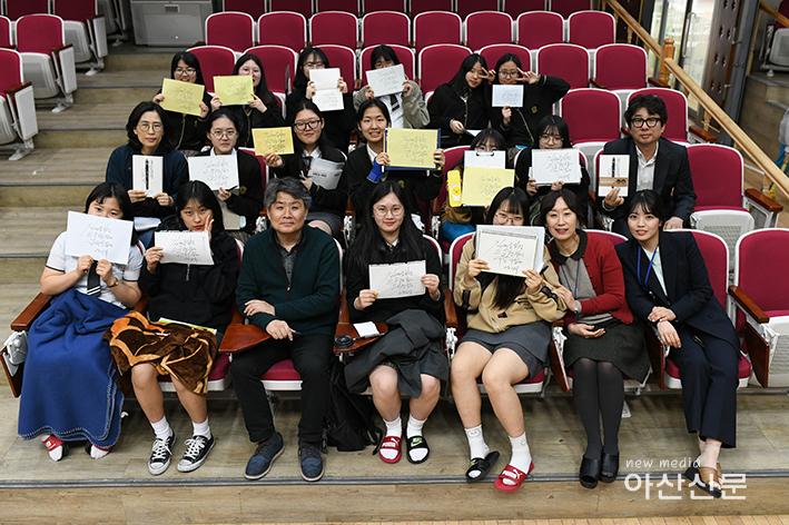 온양한올고, 한올고 학생들과 기념사진.JPG