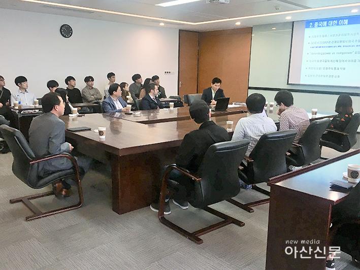 사진 1. 청두 글로벌 창업캠프에서 중국 창업 관련 OT를 듣고있는 학생들.jpg