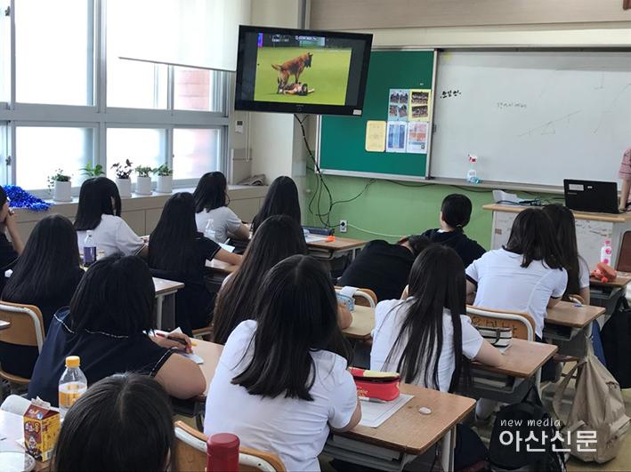 사본 -온양여중, 직업인 멘토(맹견훈련사) 사진.jpg