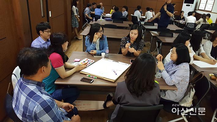 (아산교육지원청) 학교급별 주제토의 중인 교사학습공동체.jpg