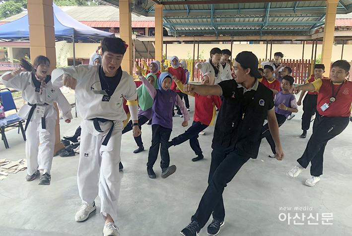2018-7-3(화)[순천향대 보도사진]말레이시아 해외봉사단-태권도 안무 6.jpg