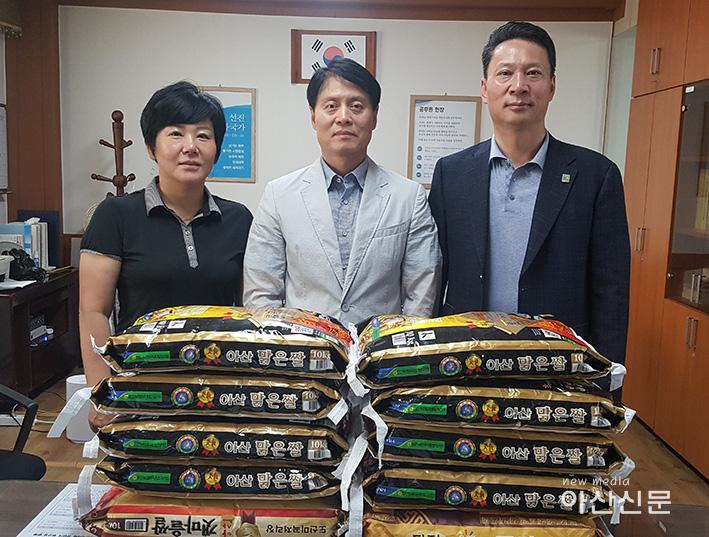 3. 온양5동 자율방범대, 쌀 기탁 - 2번 사진.jpg