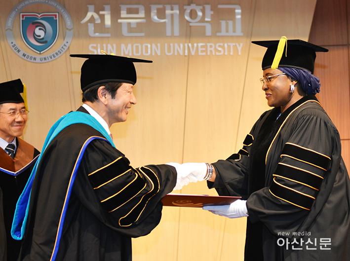 사진 1. 학위 수여 중인 황선조 총장과 아이샤 부하리 영부인..JPG