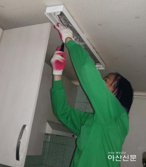 2. 신창읍내자율방범대, 취약계층 가정에 맞춤형서비스 지원 (전기시설).jpg