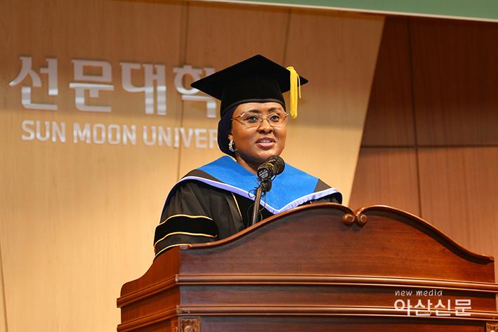 사진 6. 수락사하는 아이샤 부하리 영부인.JPG