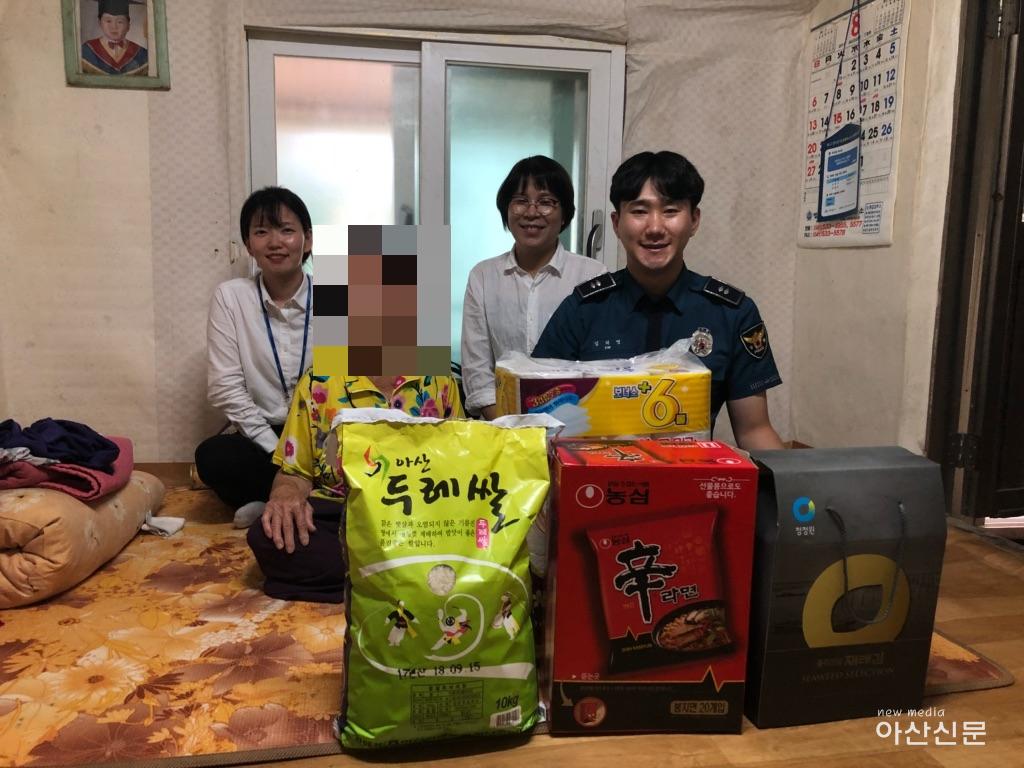 8. 음봉파출소, 후원물품 전달 - 2번 사진.jpg