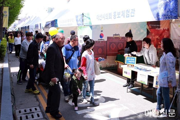 아산시의회 김희영의원과 김수영의원이 시민들께 의회의 기능을 열심히 설명하고 있다..JPG