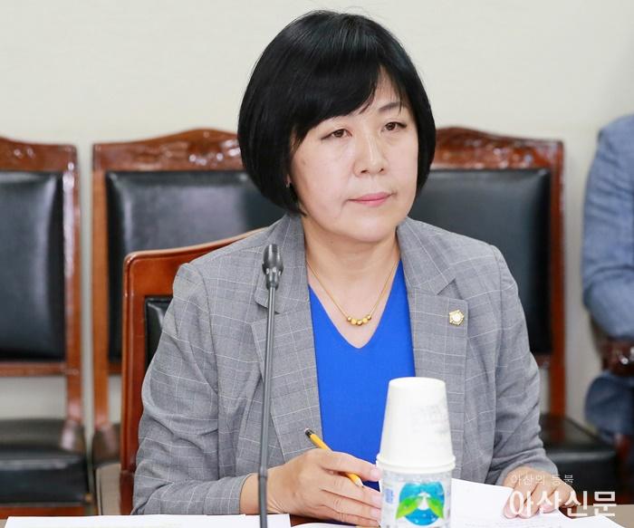 이의상 의원이 「아산시 상수도급수조례 일부개정 조례안」에 대하여 건설도시위원회에서 조례 취지를 설명하고 있다..JPG