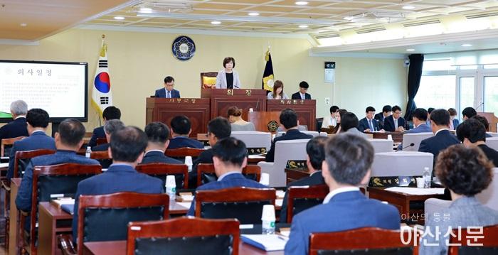 아산시의회 김영애 의장이 제212회 임시회 8일간의 일정을 마무리 하고 있다..JPG