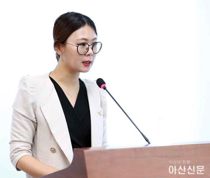 김미영 의원이 「아산시 출산장려금 및 충남아기수당 지원에 관한 조례안」에 대하여 복지환경위원회에서 조례 취지를 설명하고 있다..JPG