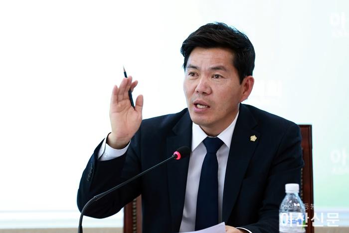 이상덕 의원이 「아산시 의류수거함 설치 및 관리 조례안」에 대하여 복지환경위원회에서 조례 취지를 설명하고 있다..JPG