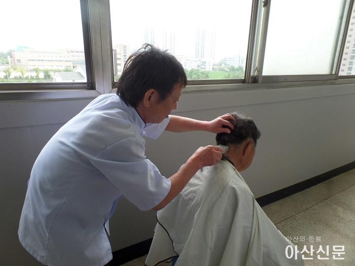 3.온양4동 이미용봉사.JPG