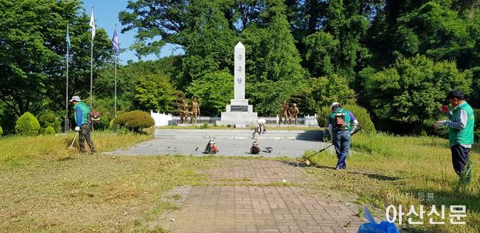 2.신창면 경찰풍혼탑 제초사진.jpg