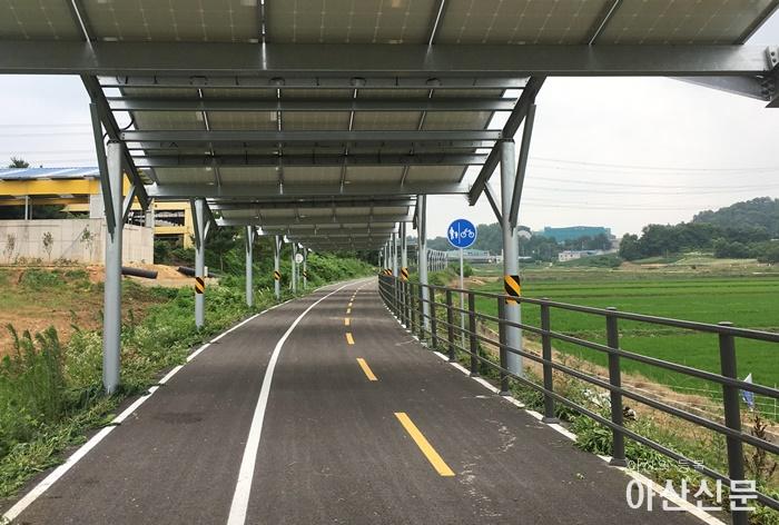 2. 아산시, 국내 최대 태양광 자전거 도로 개통‘자전거 라이딩 핫스팟’1.jpg