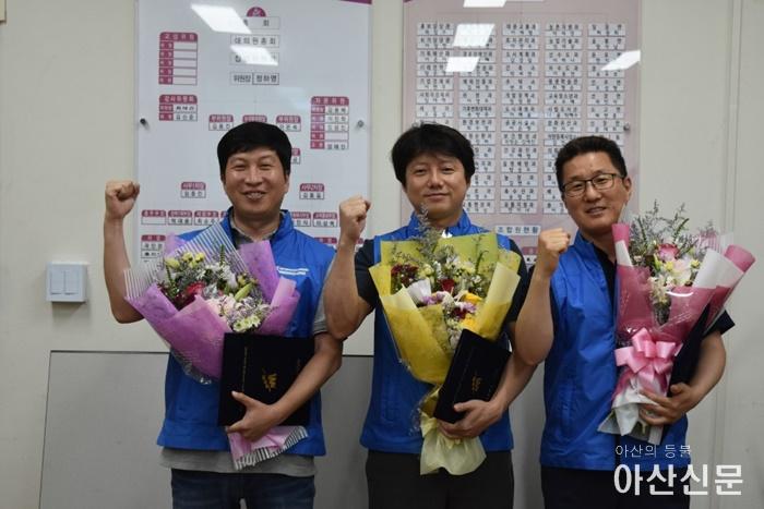 1. 제6대 아산시공무원노동조합 당선자(가운데 위원장 정하명, 오른쪽 수석        부위원장 김진민, 왼쪽 사무국장 김용진).jpg