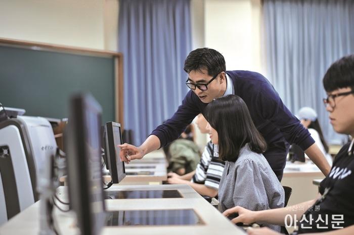 사진 3. 선문대 최재성 교수(컴퓨터공학부)가 강의하는 모습.JPG