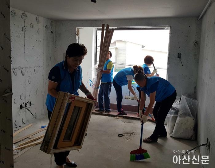 5.탕정면 행복키움추진단 주택수리 봉사.jpg