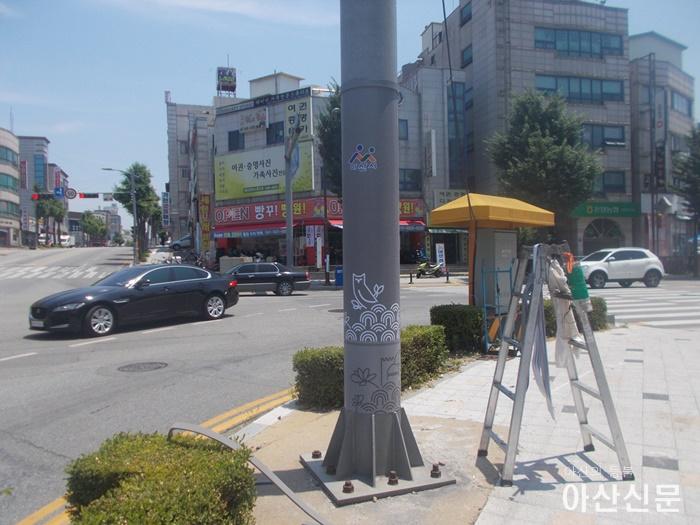 4. 아산시, 도로변 불법광고물 부착방지 시설 설치.jpg