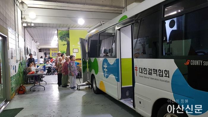 4.온양온천역 무료급식소 X선 촬영대기.jpg