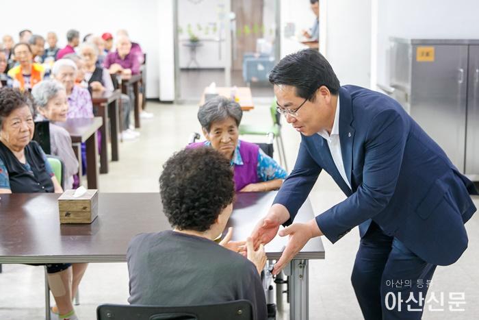 2-1. 오세현 아산시장, 추석 명절 맞아 사회복지시설 방문.jpg