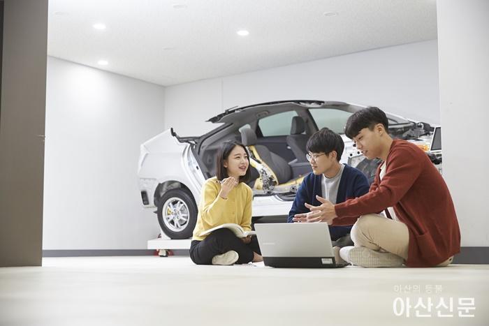 2019-9-11[순천향대 자료사진] 스마트자동차학과 학생들이 전기차 구조에 대해 토론하며 발게 웃고 있다.jpg