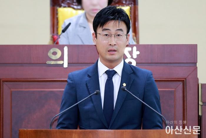 안정근 의원이 ‘아산시 고등학교 무상교복 지원의 필요’에 대하여  5분자유발언을 하고 있다..JPG