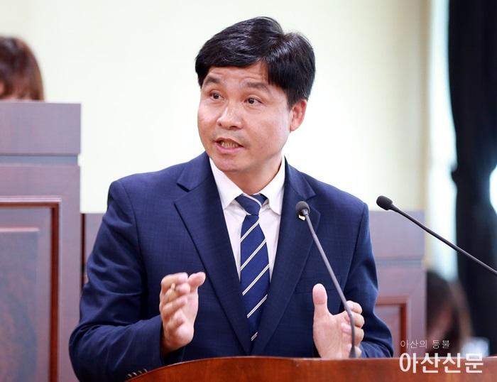 황재만 의원이 최근 5년간 방문관광객 현황과 주요 관광명소별 방문관광객 현황, 지속적인 관광객 유치방안에 대해 질의하고 있다..JPG