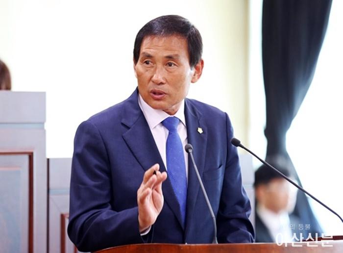 현인배의원이 둔포천 정비계획에 대한 아산시의 노력은 무엇이 있는지 시정질의 하고 있다..JPG