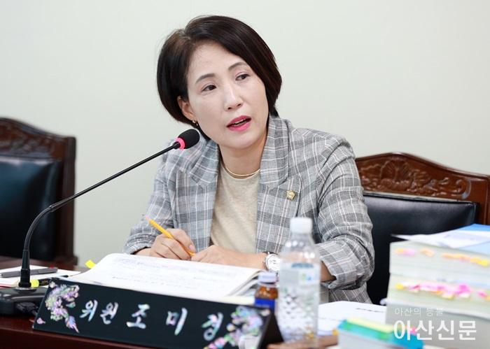 15일, 조미경 의원이 복지환경위원회에서 중증장애인의 자립생활지원 서비스를 신청할 수 있도록 신청자 범위를 확대하는 조례취지를 설명하고 있다..JPG