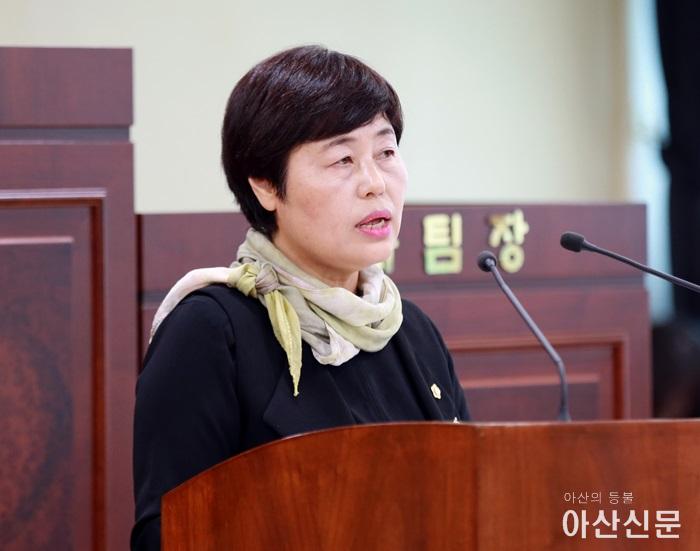 김수영 의원이 50만 자족도시 정주여건과 생활환경개선에 대하여 시정질의하고 있다..JPG