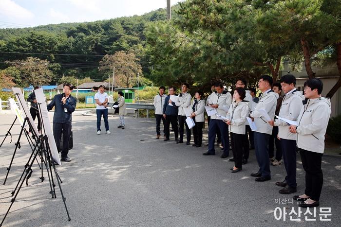 산림과장으로부터 강당골 산림복지지구에 대한 추진과정을 청취하고 있다..JPG