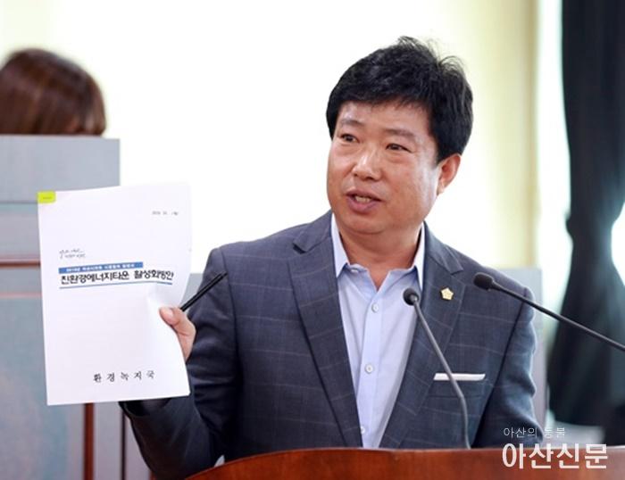 최재영의원이 온양4동 혐오시설 밀집지역 악취문제, 시도11호(남성리~샘마을APT구간) 도로 확포장공사에 대하여 시정질의를 하고 있다..JPG