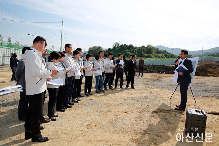 복합공영차고지 추진현황을 대중교통과장으로부터 설명을 듣고 있다..JPG