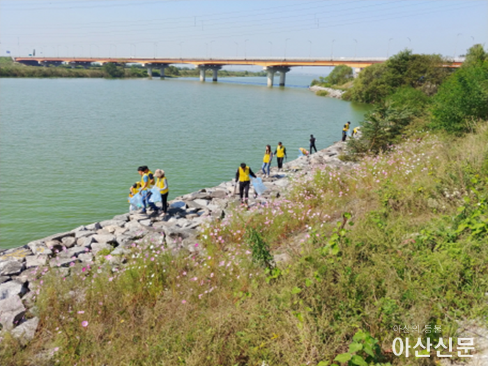 4. 선장문화교회봉사단 하천 자연정화.png