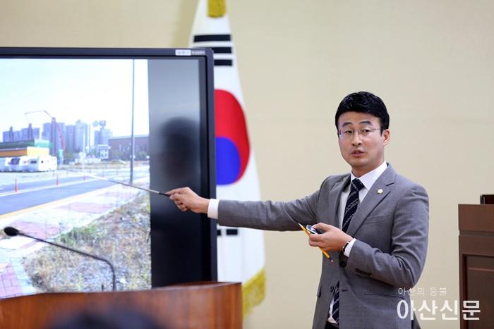 안정근의원이 도시개발지구 4개소의 현장사진을 제시하며 공용주차장의 필요성에 대하여 적극 설명하고 있다..JPG