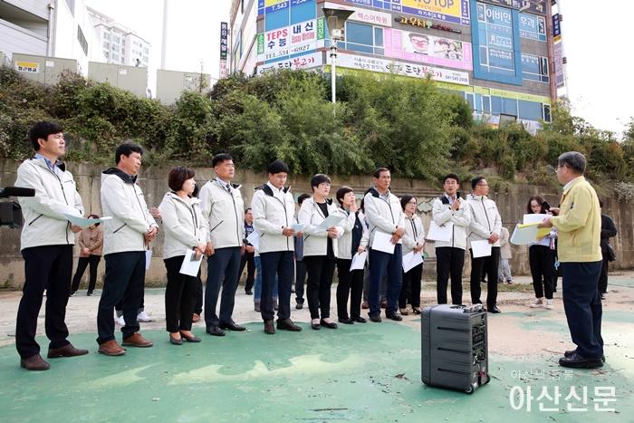 아산신도시 장재저류지에서 안전총괄담당관으로부터 설명을 듣고 있다..JPG