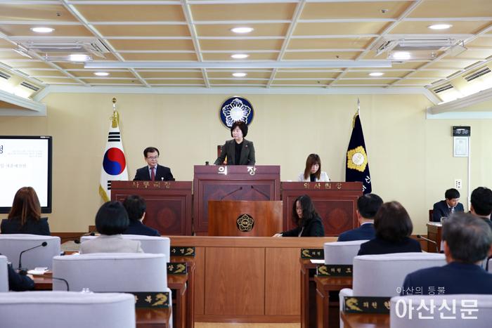 아산시의회 김영애 의장이 제216회 정례회를 끝으로 2019년 회기를 모두 마무리하고 있다 copy.jpg