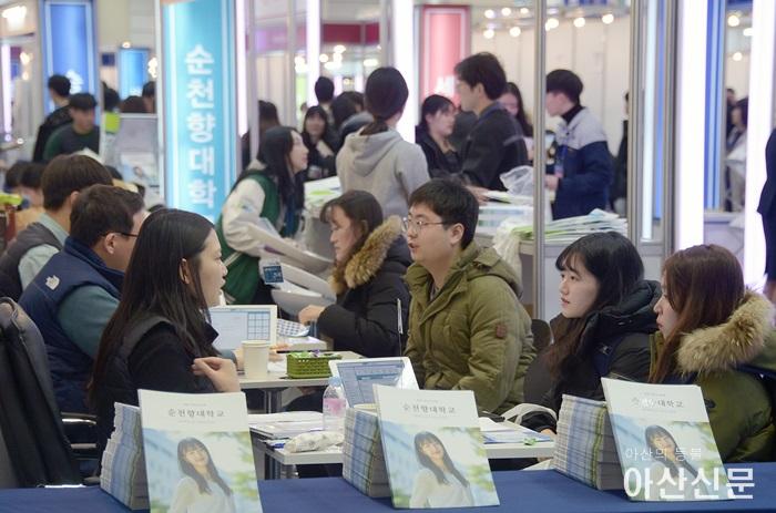 2019-12-5[순천향대 보도사진] 5일_순천향대_2020학년도 정시 대학입학 정보 박람회 상담모습.jpg