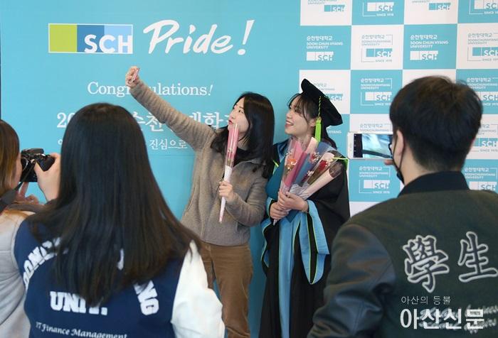 2020-2-20 [순천향대 보도사진] 학위수여식 달래주는 포토존에서 사진촬영하는 졸업생과 후배들.jpg