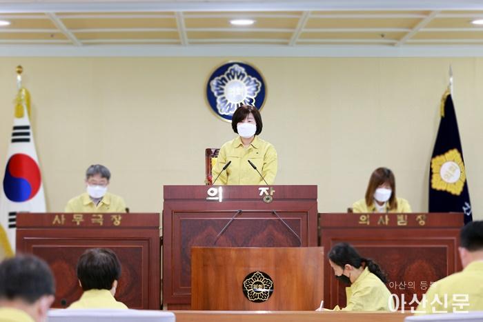 아산시의회 김영애 의장이 제220회 임시회 개회사를 하고 있다.JPG