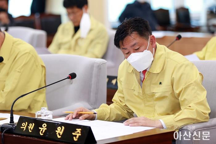 윤원준의원이 의원선서후 첫 의정활동을 실시하고 있다.JPG